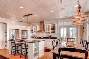 Familie huis, 6 slaapkamers, uitzicht op zee, uitzicht op zee | Privékeuken | Een koelkast, een magnetron, een koffiezetapparaat/waterkoker