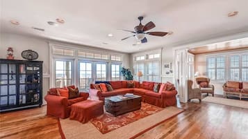 Family House, 6 Bedrooms, Ocean View, Sea Facing | Living area