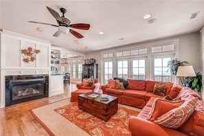 Family House, 6 Bedrooms, Ocean View, Sea Facing | Living area - Summer Island 6 Bedroom Holiday Home By Bald Head Island (Bald Head Island)