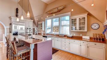 Family House, 3 Bedrooms, Ocean View, Sea Facing | Private kitchen | Fridge, microwave, coffee/tea maker