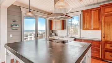 Family House, 5 Bedrooms, Ocean View, Sea Facing | Private kitchen | Fridge, microwave, coffee/tea maker