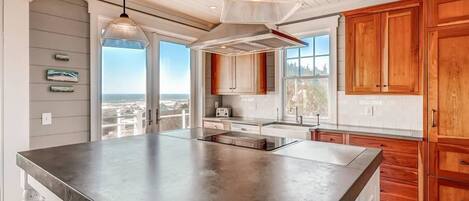 Casa familiar, 5 habitaciones, vista al océano, frente al mar | Cocina privada | Refrigerador, microondas y cafetera y tetera