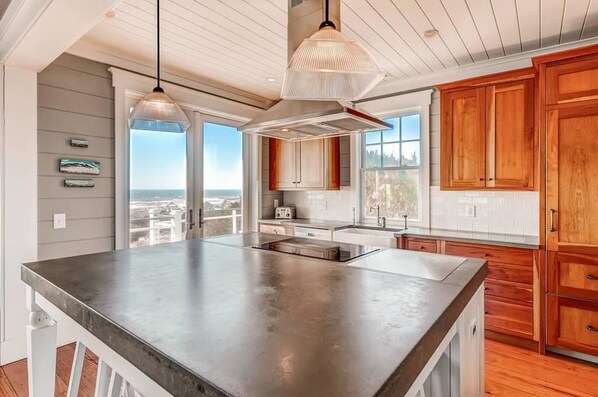 Family House, 5 Bedrooms, Ocean View, Sea Facing | Private kitchen | Fridge, microwave, coffee/tea maker