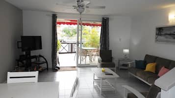 Superior-Stadtwohnung, 2 Schlafzimmer, Küche, Hafenblick | Wohnbereich