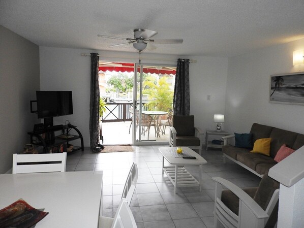 ซูพีเรียทาวน์โฮม, 2 ห้องนอน, ห้องครัว, วิวท่าเรือ | บริเวณนั่งเล่น