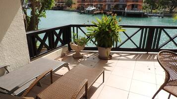 Superior Townhome, 2 Bedrooms, Kitchen, Harbour View | Terrace/patio