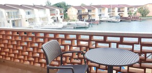 Superior-Stadtwohnung, 2 Schlafzimmer, Küche, Hafenblick | Blick vom Balkon
