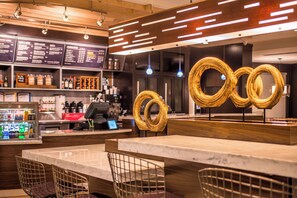 Melayani sarapan dan makan malam