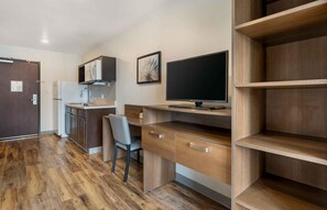 Desk, laptop workspace, iron/ironing board, free WiFi - Extended Stay America Select Suites - Orlando - Airport (Orlando)