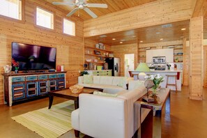 Appartement, 5 slaapkamers | Woonruimte | Een dvd-speler