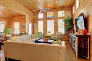 คอนโด, 5 ห้องนอน | บริเวณนั่งเล่น | เครื่องเล่นดีวีดี