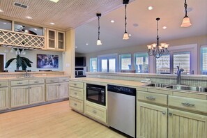 House, 4 Bedrooms | Private kitchen | Fridge, microwave, stovetop, dishwasher