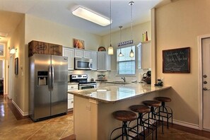 Condo, 3 habitaciones | Cocina privada | Refrigerador, microondas, horno y parrilla de estufa 