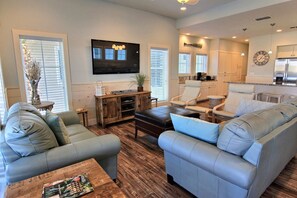 House, 6 Bedrooms | Living area | DVD player