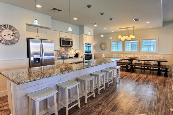 House, 6 Bedrooms | Private kitchen | Fridge, microwave, oven, stovetop