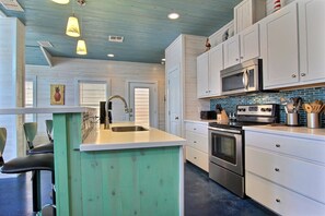 House, 4 Bedrooms | Private kitchen