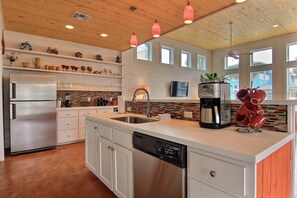 ハウス 4 ベッドルーム | 専用キッチン | 冷蔵庫、電子レンジ、コンロ、食器洗い機