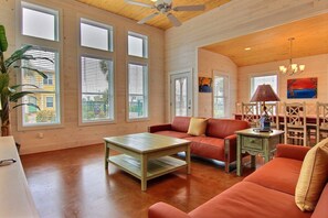 House, 4 Bedrooms | Living room