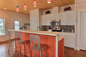 House, 4 Bedrooms | Private kitchen