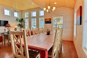 House, 4 Bedrooms | In-room dining