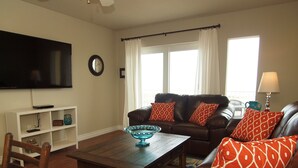 Condo, 3 phòng ngủ | Khu phòng khách | Đầu đĩa DVD 