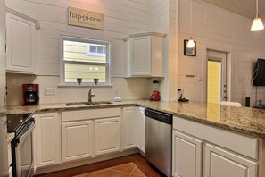 Maison, 3 chambres | Cuisine privée | Réfrigérateur, four à micro-ondes, un four, surface de cuisson