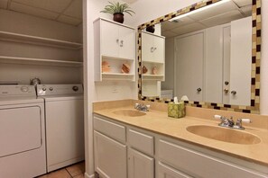 Combined shower/bathtub, towels