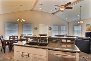 House, 4 Bedrooms | Private kitchen