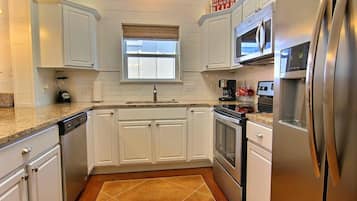 Condo, 3 Bedrooms | Private kitchen | Fridge, microwave, oven, stovetop