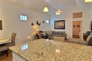 Condo, 3 Bedrooms | Ruang tamu | TV, pemain DVD 
