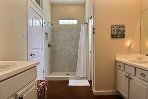 Condo, 3 phòng ngủ | Phòng tắm | Vòi sen/bồn tắm kết hợp, khăn tắm