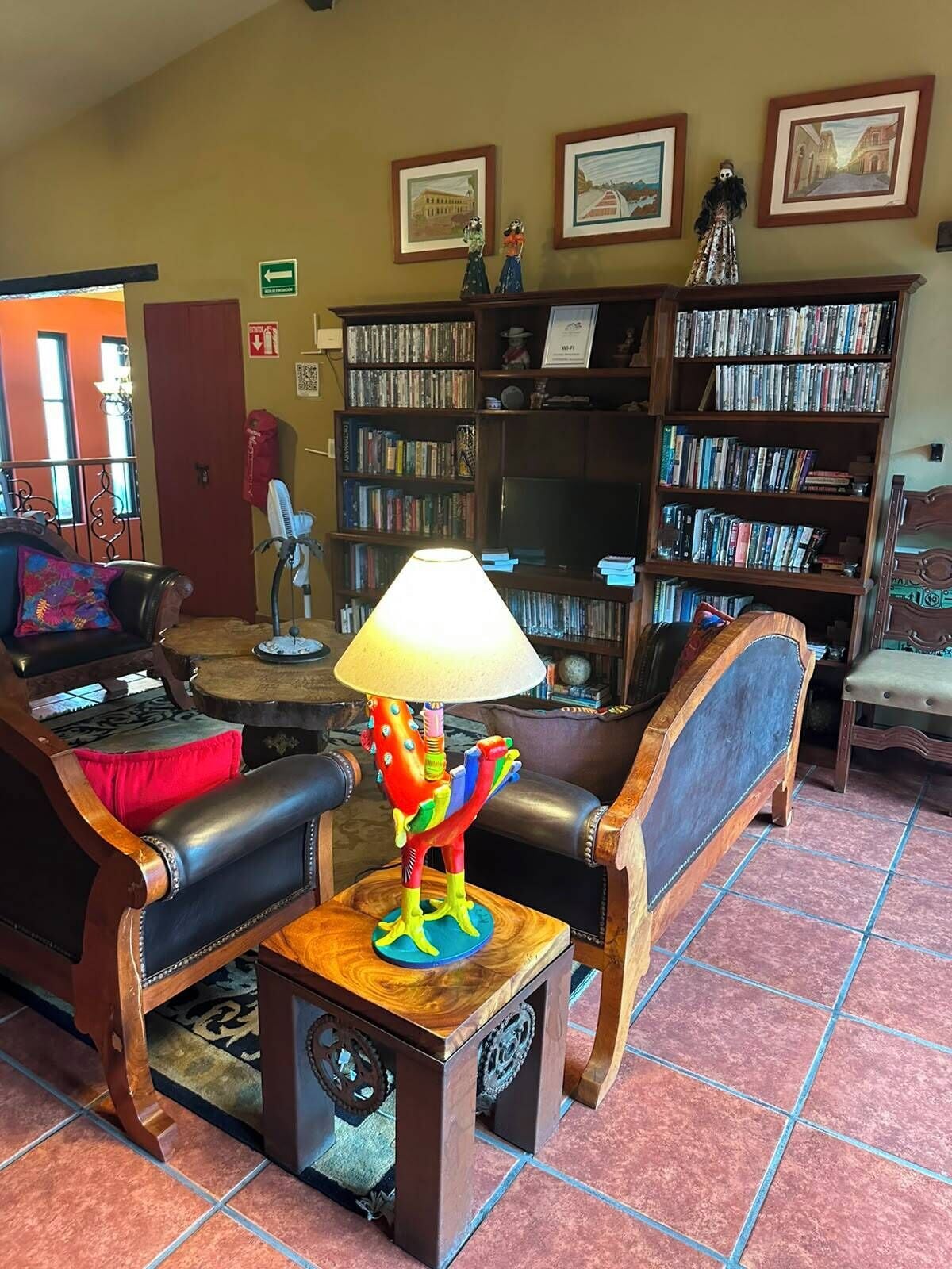 Televisión de pantalla plana, juguetes, libros y biblioteca musical 