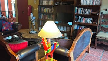 Televisión de pantalla plana, juguetes, libros y biblioteca musical