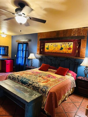 3- Carnaval | Minibar, in-room safe, individually decorated, individually furnished - Hotel Casa de Leyendas (Mazatlán)