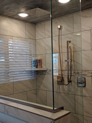 Hideaway on the Golf Course | Bathroom | Shower, free toiletries, hair dryer, towels