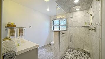 Hideaway on the Golf Course | Bathroom | Shower, free toiletries, hair dryer, towels