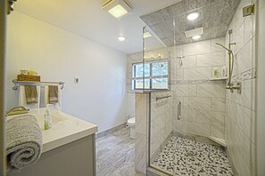Hideaway on the Golf Course | Bathroom - IVACAZ Suites on the Golf Course (Pagosa Springs)