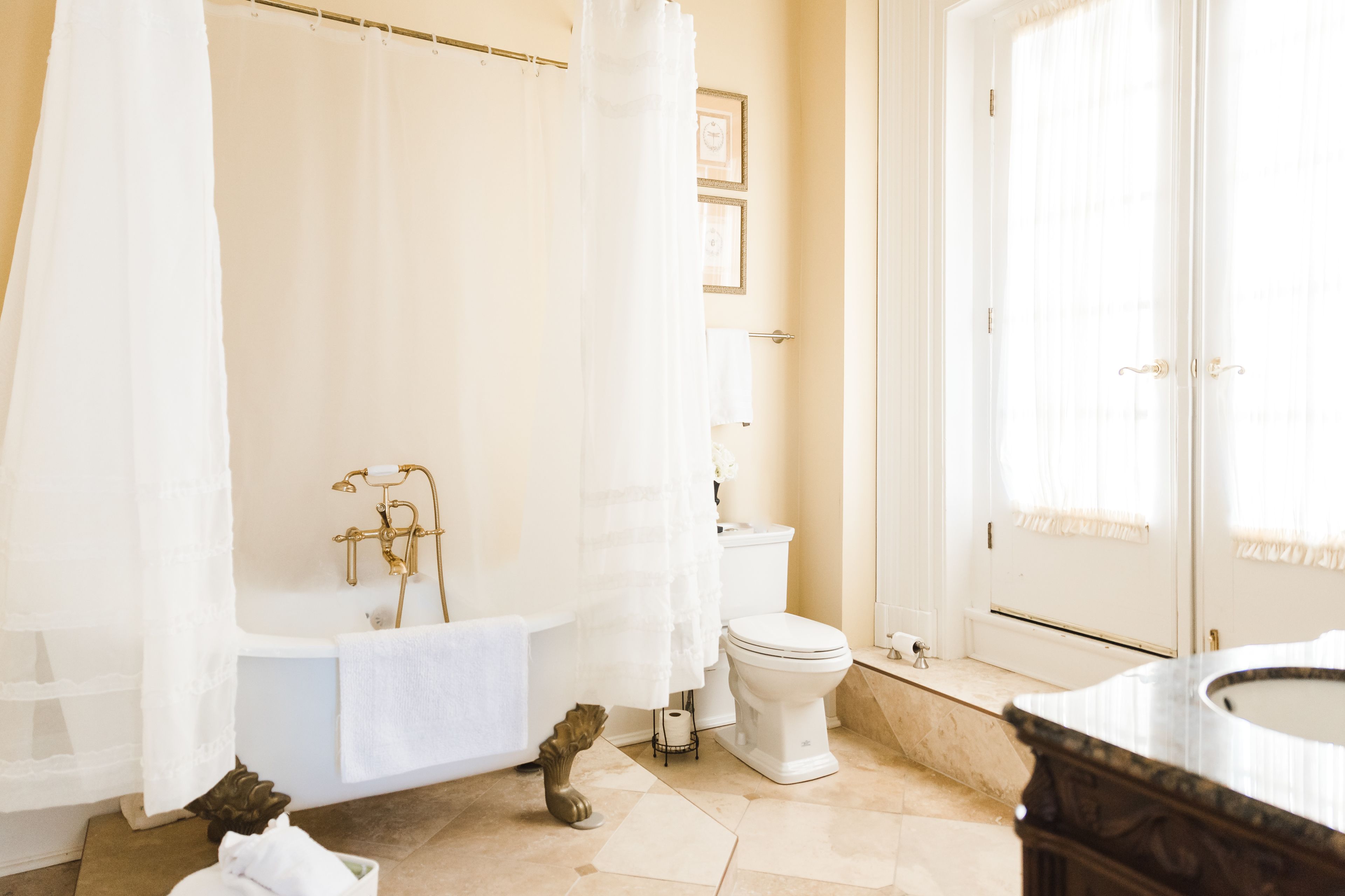 Ein Badezimmer mit Badewanne, Toilette und Waschbecken.