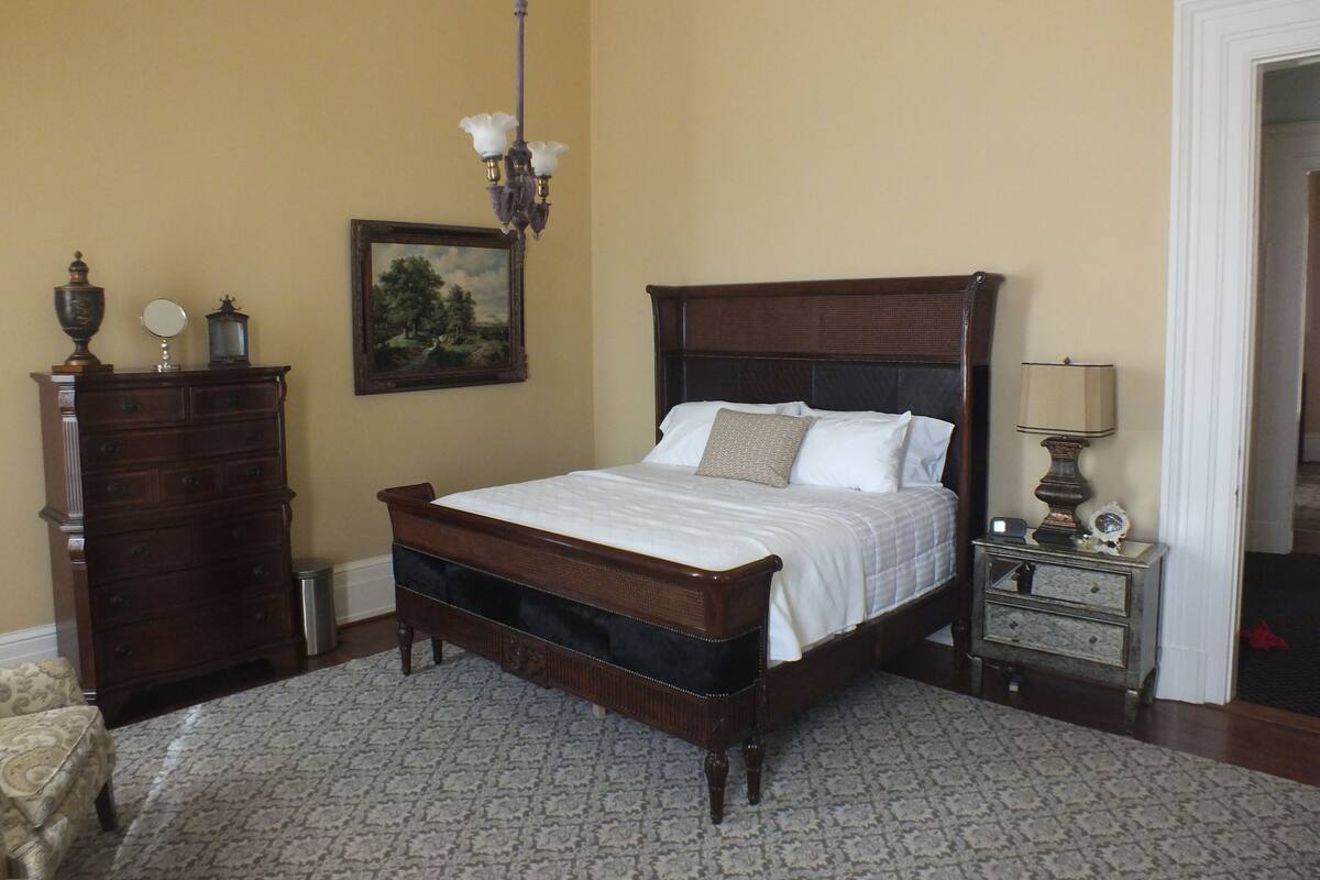 Deluxe Room, 1 King Bed (Barth Suite) | Premium bedding, pillowtop beds, iron/ironing board