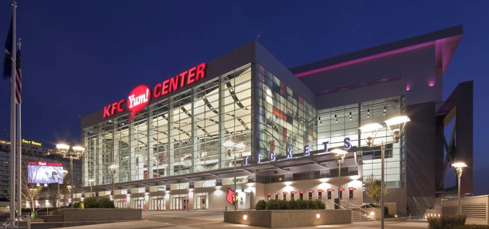 Een KFC Yum! Center met een moderne glazen gevel en een opvallende ingang.