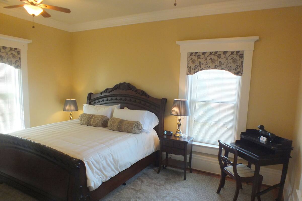 Deluxe Suite (Marilyn Suite) | Premium bedding, pillowtop beds, iron/ironing board