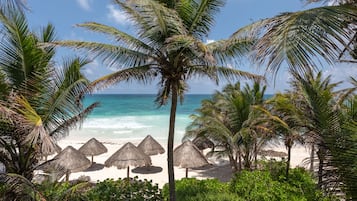 Playa privada, camastros, sombrillas y toallas de playa