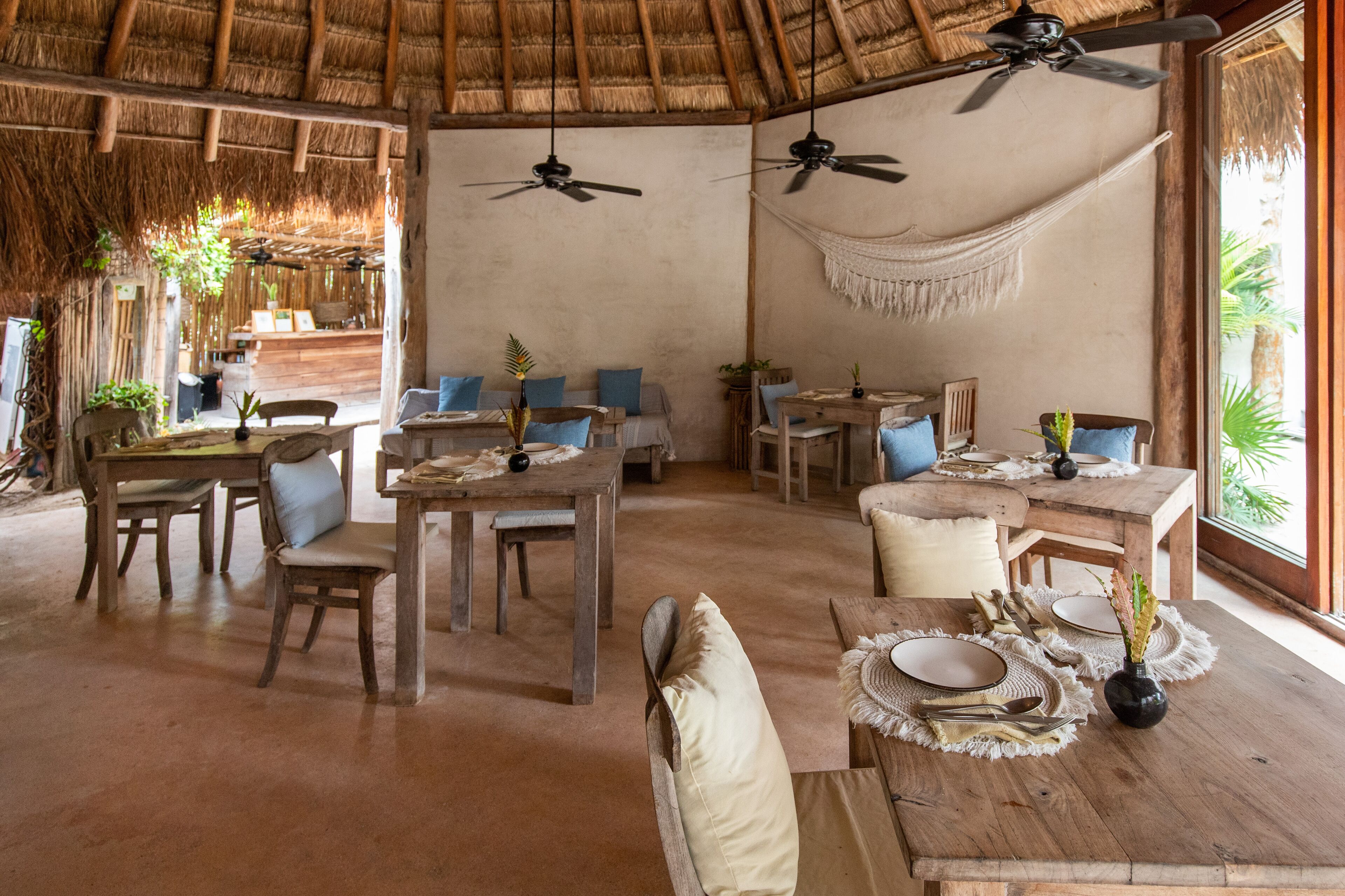 2 restaurantes, se sirven desayunos, comidas, cenas y cocina regional