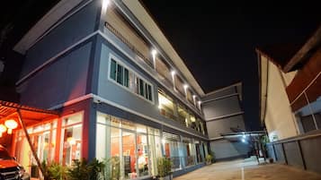 Bagian depan properti - sore/malam