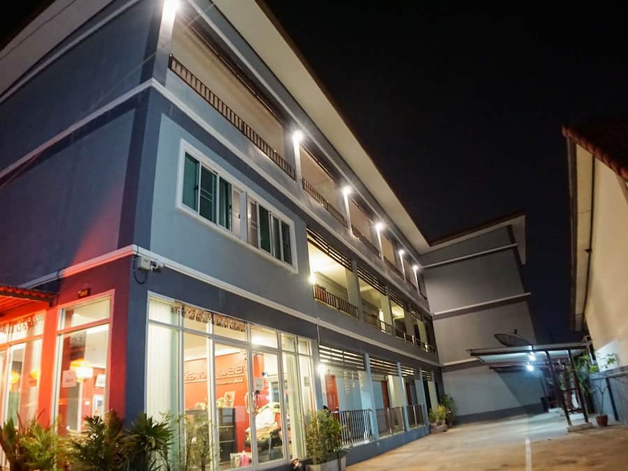 Bagian depan properti - sore/malam