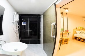 Doppia Standard | Bagno | Doccia, set di cortesia gratuito, asciugacapelli, asciugamani