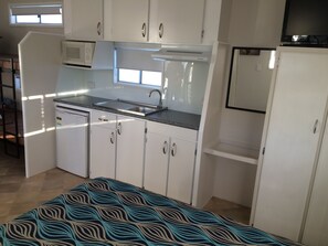 4-berth Cabin (Shared Bathroom) | Private kitchenette | Fridge, microwave, stovetop, electric kettle - Riviera Caravan Park (Sussex Inlet)