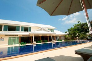 Utomhuspool, parasoller och solstolar