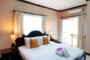 Brankas, tirai kedap cahaya, dan tempat tidur lipat/tambahan