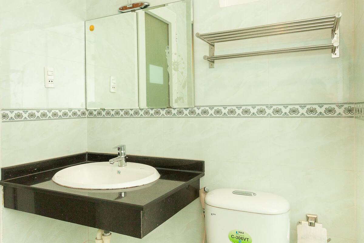 Standard Double Room | Bathroom | Shower, slippers, towels